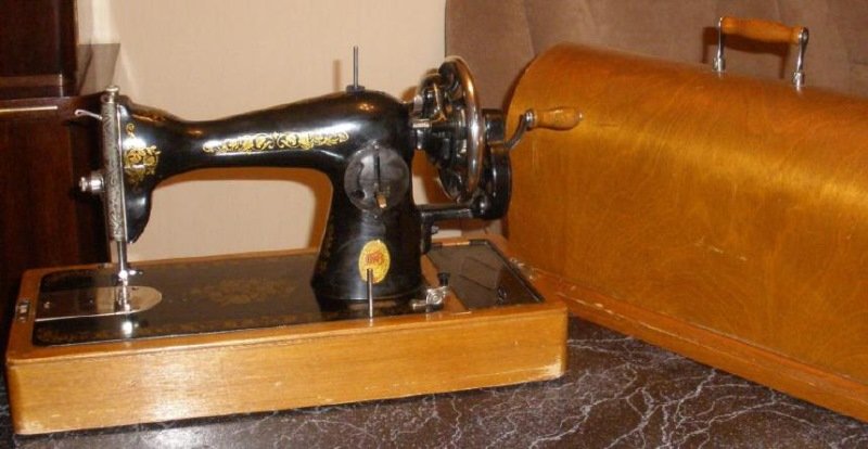 старая швейная машинка