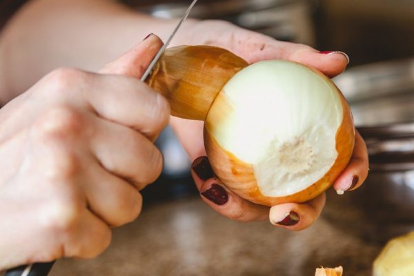 По совету старца взяла луковицу, пошла в прихожую и очистила дом от ругани, порчи и бед