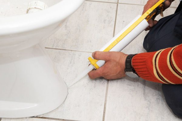 Безукоризненные силиконовые швы вокруг унитаза своими руками