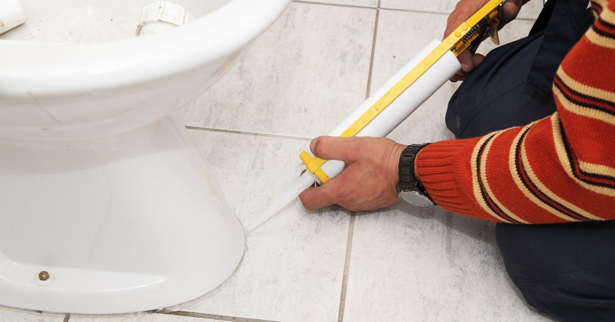 Сантехнический герметик для унитаза. Лопнула крышка унитаза. Клей для крепления унитаза к плитке без сверления. Как установить унитаз. Чем заклеить керамический унитаз.