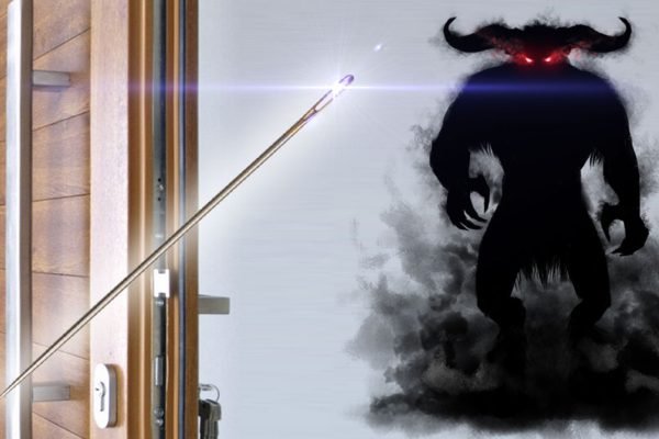 Положи иглу у входной двери, чтобы всякая нечисть обходила дом стороной, сильнейший оберег