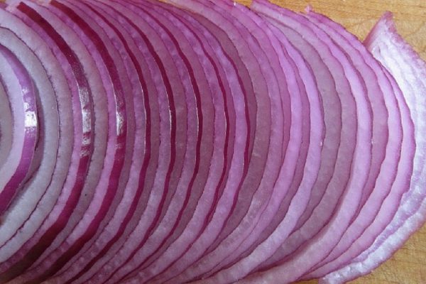 Она каждый день принимала синий лук с сахаром. То, что случилось через месяц с ее печенью, поражает!