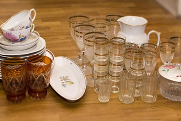 Гости извозюкали две дорогущие льняные скатерти, буду застилать стол коробками от пиццы в следующий раз, пятна вывести не смогла