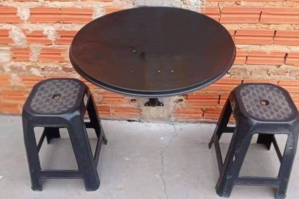 Сосед соорудил складной столик из старой антенны, уговариваю, чтобы продал его мне