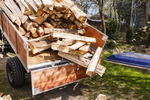 Чтобы не попасться на обман ушлых продавцов, научился сам измерять объем дров в кузове машины