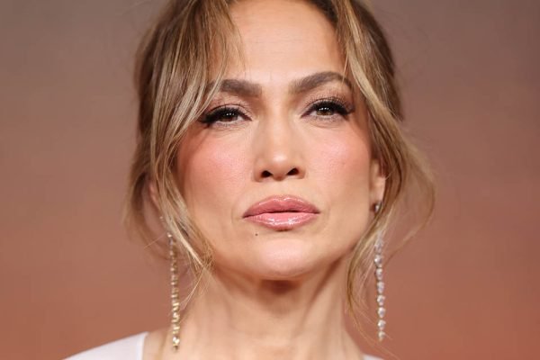 За что пытаются отменить Дженнифер Лопес и почему артистка погрязла в череде громких скандалов