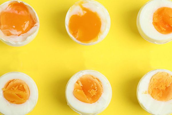 Сколько минут варить яйца, чтобы желток вытекал, а белок был упругим
