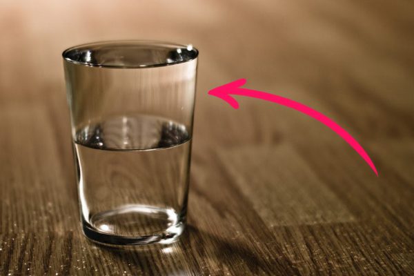 Почему следует ставить стакан воды у кровати на ночь? По всем предписаниям!