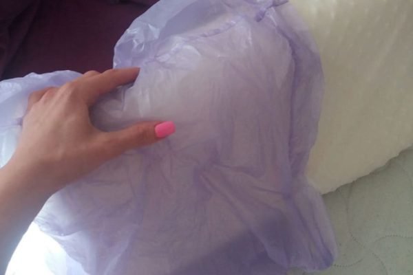 Лихо натягиваю мусорный пакет на подушку, научилась у интеллигентной горничной из Польши