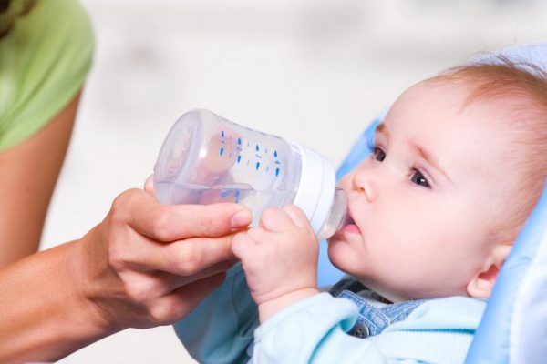 Нужно ли поить грудного ребенка водой