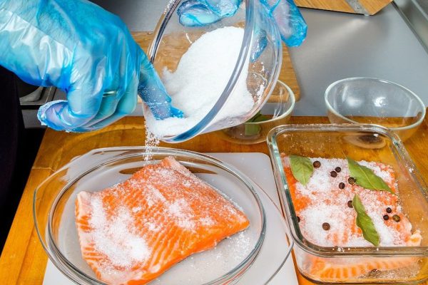 Капитан корабля научил солить горбушу так, что она получается вкуснее семги, чеснок в маринад не добавляем