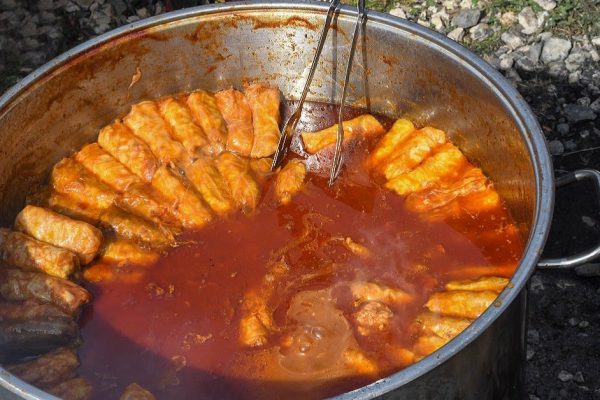 Гость твердил, что не любит голубцы, отодвигая тарелку, но когда попробовал один, съел всё дочиста и попросил добавки