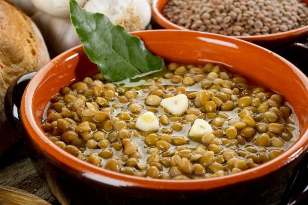 Почему чечевицу перед варкой нужно заливать кипятком и сколько следует держать на огне