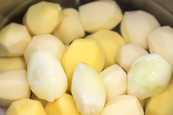 Если ты всё еще кладешь картофель в холодную воду перед варкой, то самое время узнать, что так делать не стоит