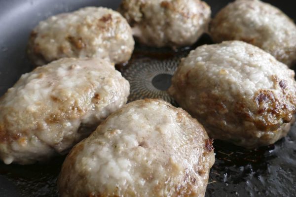 Сколько жарить котлеты на сковороде, чтобы мясо внутри точно приготовилось