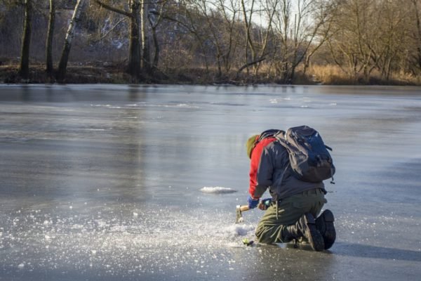 Ушлые рыбаки не скользят даже по глади озера, трюк с обувью, чтобы бегать по льду