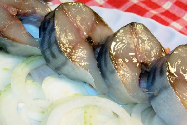 Гости будут клянчить скумбрию, думая, что это красная рыба на блюде, роскошная закуска для большой компании