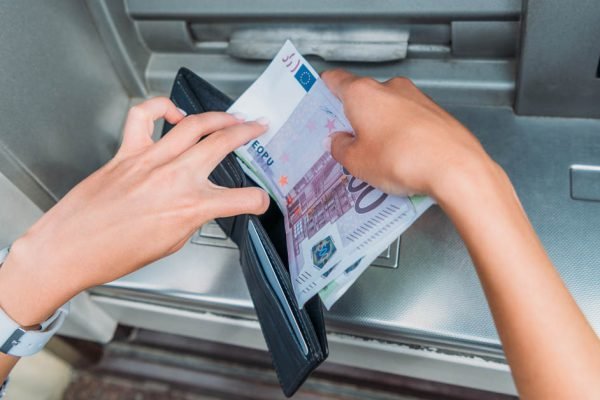 За 6 лет я скопила немного денег, чтобы вернуться домой с подарками, вот только непонятно, для кого я старалась