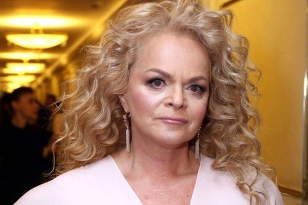 На примере Ларисы Долиной показываем, почему цветущим женщинам не нужны длинные локоны