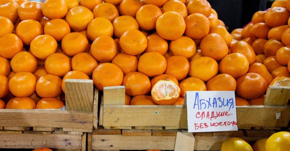 Мама купила несколько килограммов мандаринов апельсинов яблок. Мандарины сорт Абхазия. Мандарин Клемендор. Мандарин Абхазия зеленый сорт. Апельсины на рынке.
