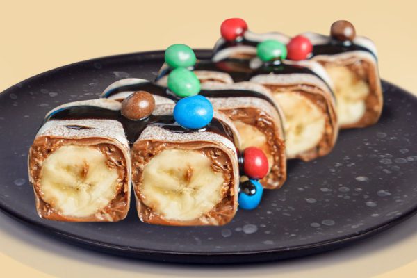 Знакомый китаец научил сворачивать роллы, но не обычные, а сладкие