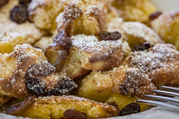 Императорский омлет «Кайзершмарн», что выглядит невзрачно, но отправляет дегустатора на седьмое небо