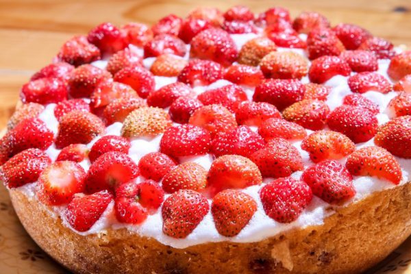 Рецепт сдобного пирога с клубникой