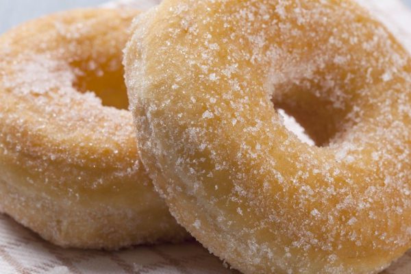 Чтобы добиться оригинального вкуса, обмакиваю охлажденные сербские бублики в сироп, рецепт старой торговки с рынка