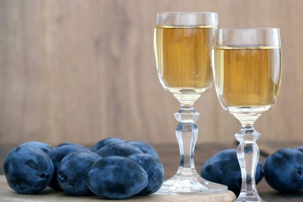 2 изумительно ароматных рецепта сливовой наливки. Самое то для десерта!