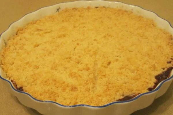 Британский десерт из слив, мы с мужем едим его столовыми ложками прямо из формы