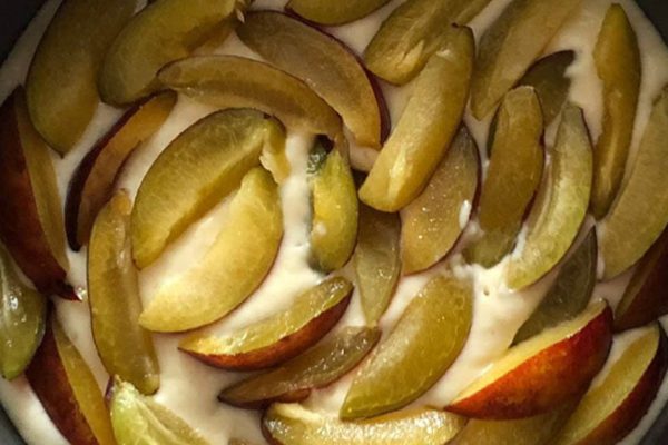 Осенний сливовый пирог на кефире, главный конкурент шарлотки
