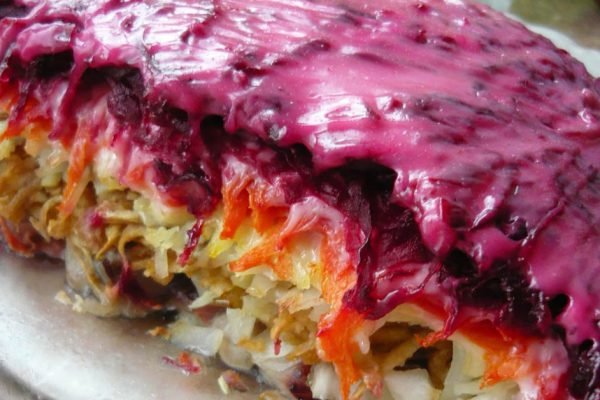 Свекровь рассказала, как правильно чередовать слои в «Шубе», только так выходит нужный вкус