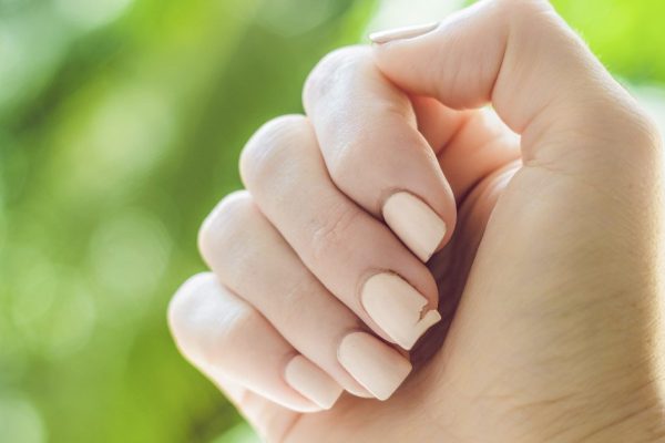 Мастер маникюра утерла мне слёзы и научила, как быстро починить сломанный ноготь