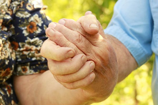 Осуждаю маму, что в 70 лет собралась замуж