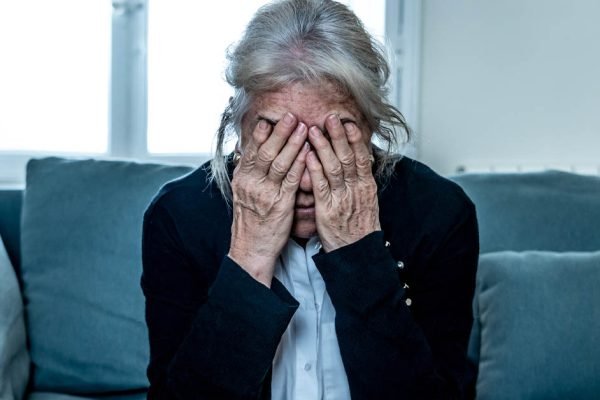 Свекровь случайно услышала, как я прошу мужа помочь ей с вещами, она разрыдалась и немедленно уехала домой