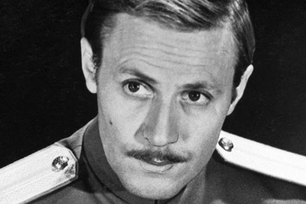 Молчаливый твердый знак не произносится никак, потому делаем ошибки в словах