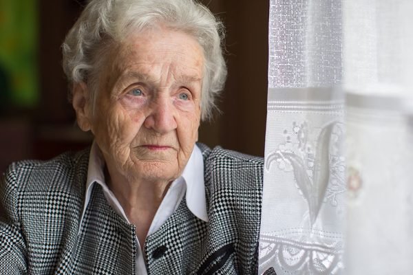 Брат и сестра остервенело ссорились из-за квартиры, крики взрослых детей разбудили старушку