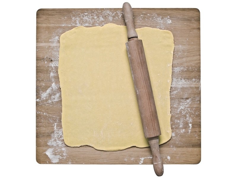Рецепт закусочных слоек «Наполеон» готового, теста, слоеного, сырной, квадраты, нарежь, массы, части, мелко, слойки, тесто, можно, слоек, массу, миндалем, посыпь, нарезанным, луком, толченым, начинкой