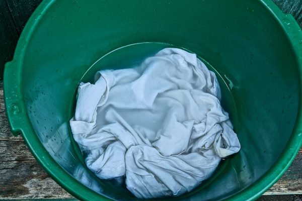 Раз в месяц мама приносит домой рабочие халаты и вываривает их по старинке, всё бы ничего, но как-то ее за этим занятием застал мой муж