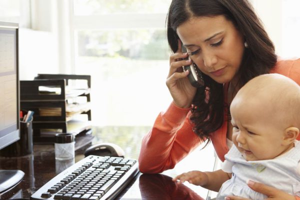 Секретарша пришла в офис с грудничком, а начальник наорал на нее и прогнал прочь