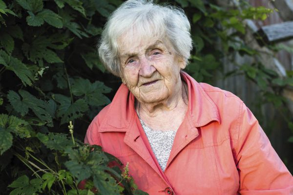 Бабушка таскает воду из колодца, бегает в отхожее место на улице, но в город наотрез отказывается переезжать