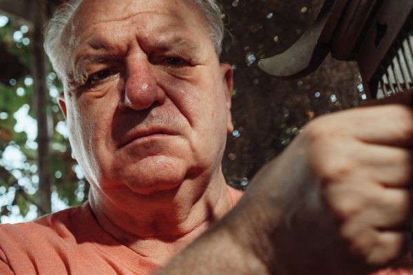 Что случилось с парнем, ринувшимся помогать дедушке на улице