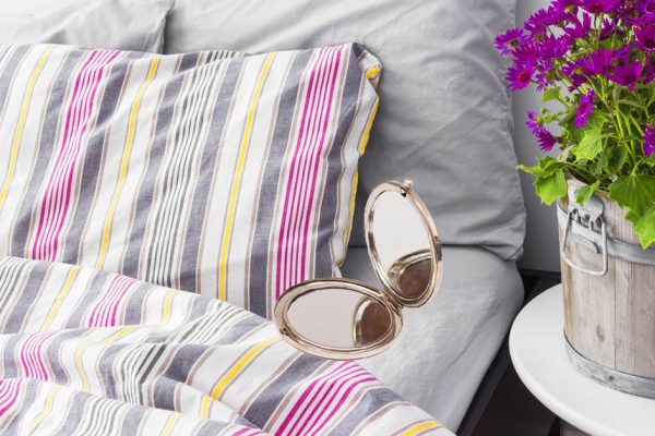 Для чего оставлять зеркало на постельном белье