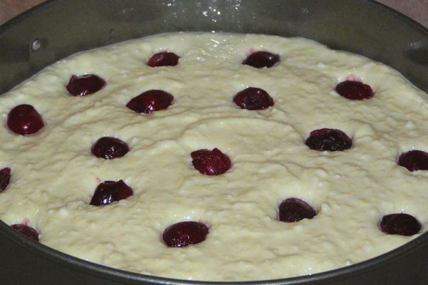 Пирог «Зимняя вишня», что с успехом заменит торт для праздничного застолья