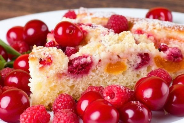 Сметанный пирог с ягодами