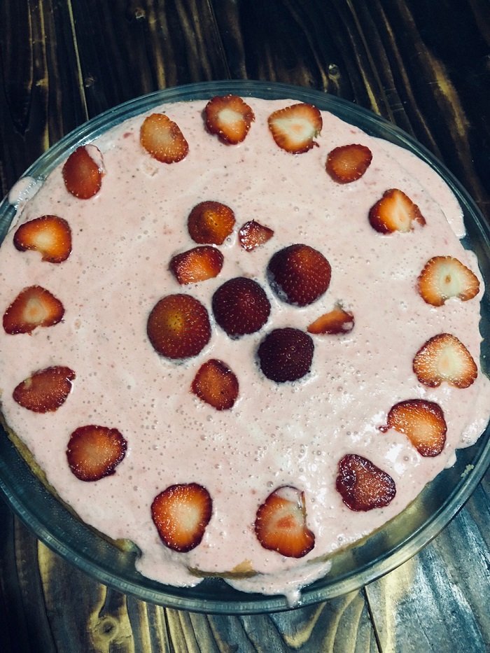 торт с клубникой и сметанным кремом