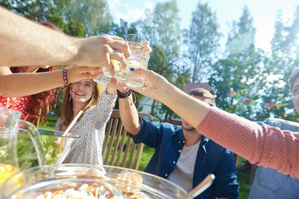 Что говорить, если во время застолья умоляют сказать тост