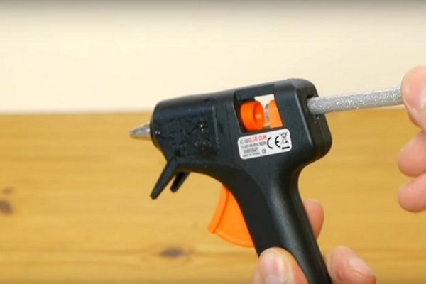 Рукодельница добавила в пистолет для клея блестки и… Обязательно украшу так дом к Новому году!