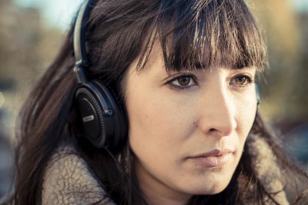 Среди окурков и фантиков от конфет я заметил надпись «сними наушники», вынул один наушник и опешил