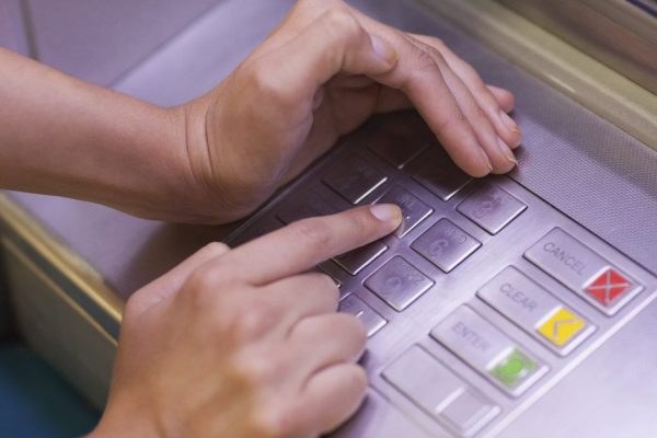 Непотребные действия у банкомата, что могут погрузить в долговую яму